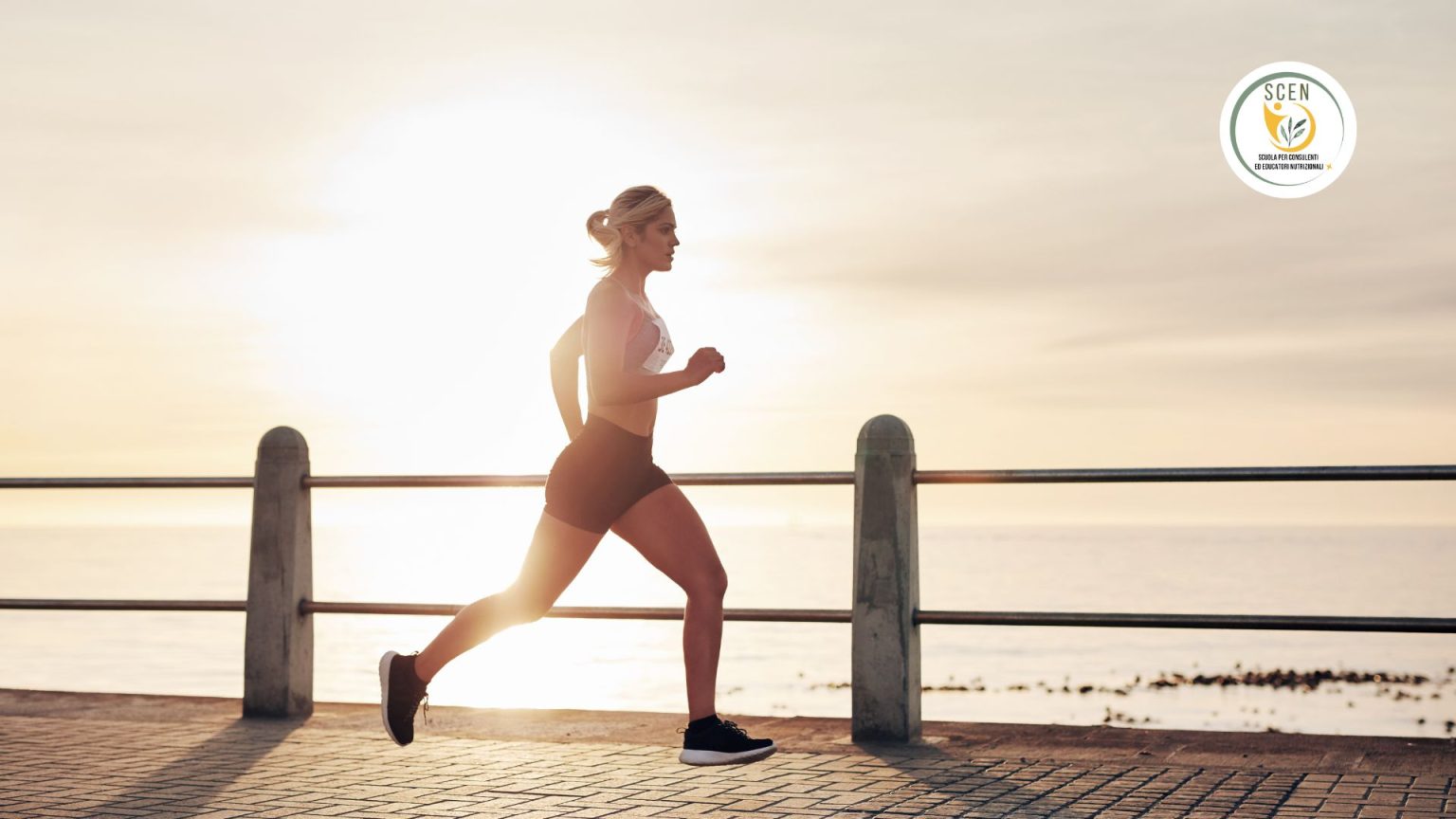 ragazza che corre sul ponte con dietro il mare e il sole d'estate