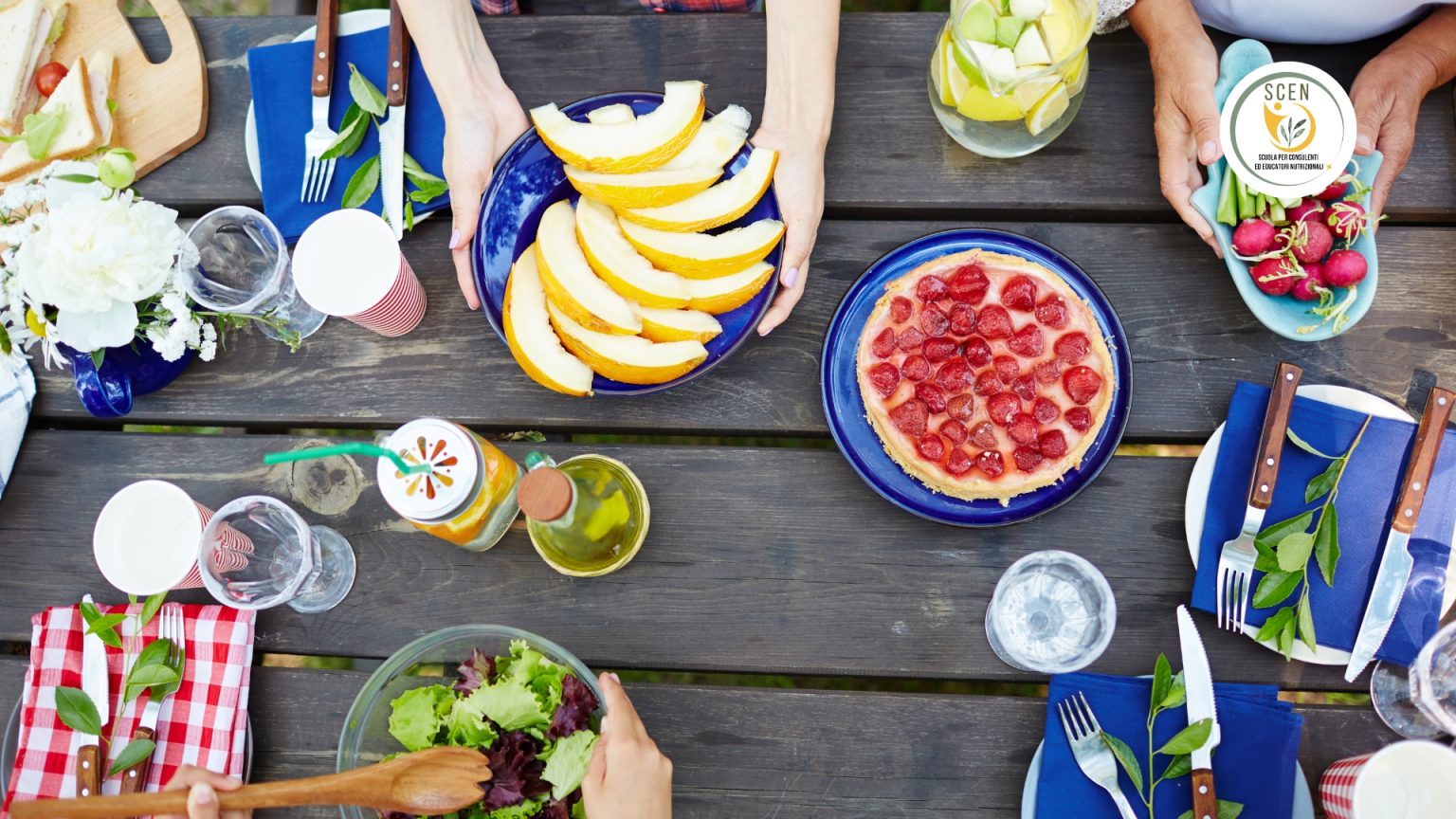 un tavolo con sopra degli alimenti che rappresentano l'estate